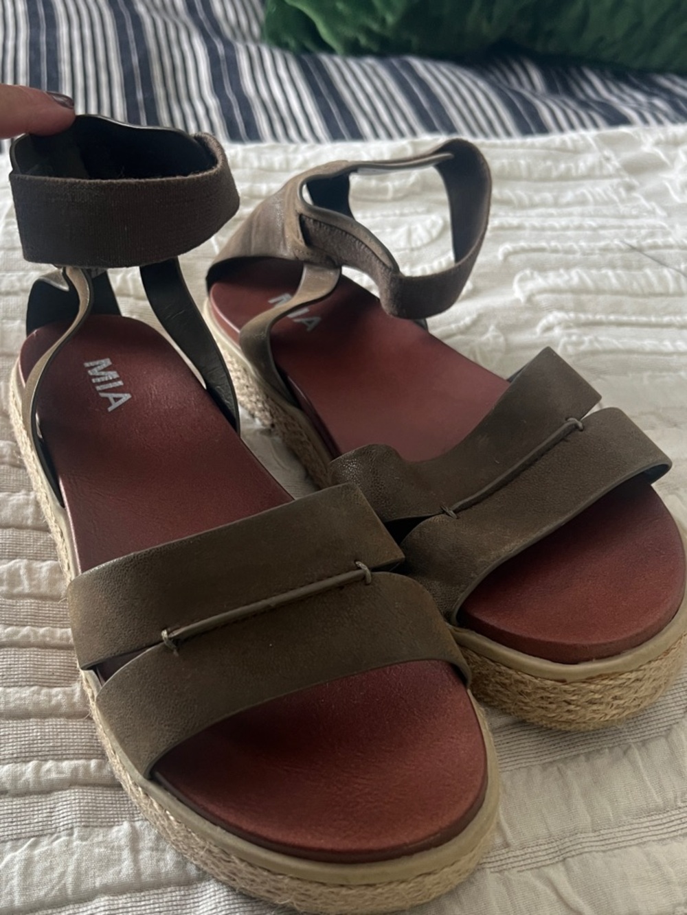 MIA Olive Green Espadrille Wedge Sandals size 9